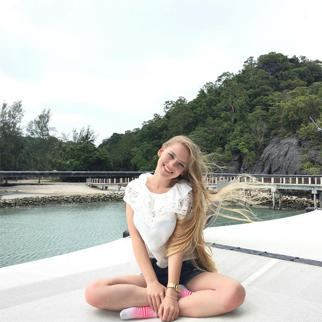 hinh anh co giao tre khoe hang