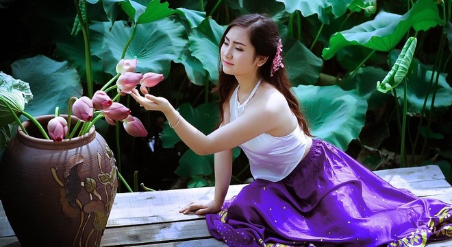 co giao mam non khoe minh duoi hoa sen